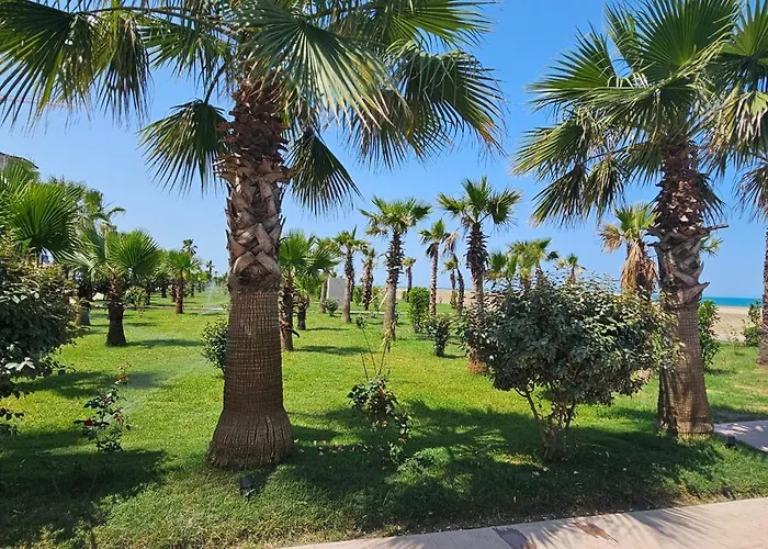 Bright Steps From The Shore Apartman