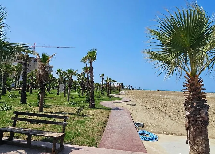 Bright Steps From The Shore Apartman