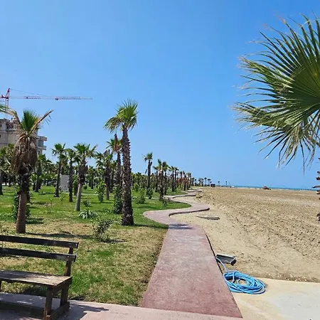 Bright Steps From The Shore Apartamento