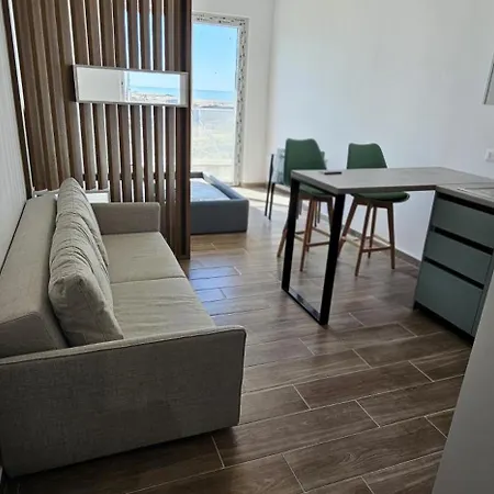 Bright Steps From The Shore Apartman Qerret