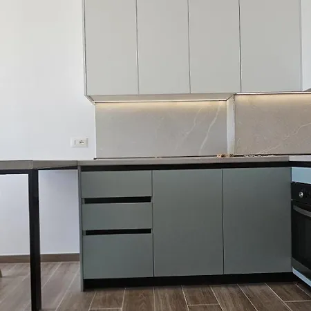 Bright Steps From The Shore Apartamento