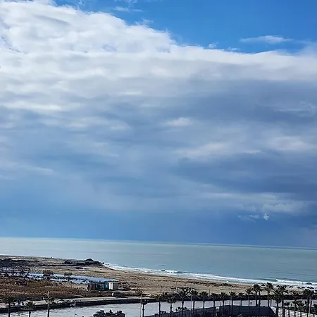 Bright Steps From The Shore Апартаменты *