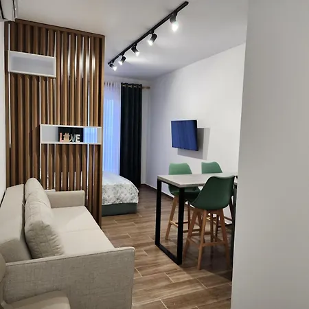 Bright Steps From The Shore Apartamento