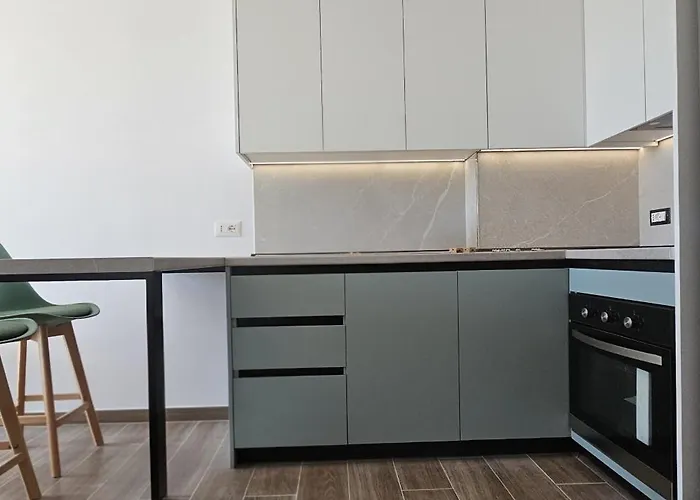 Bright Steps From The Shore Appartement