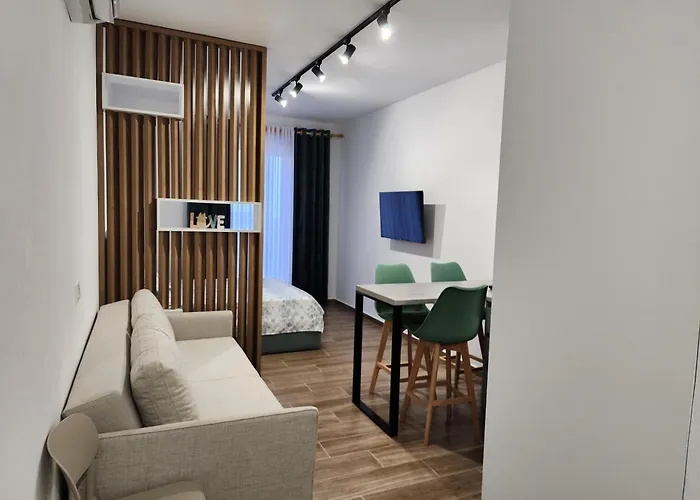 Bright Steps From The Shore Appartement